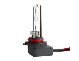 Ксеноновые лампы представляют собой герметичную колбу, заполненную смесью инертных газов. Лампы характеризуются оптимальными показателями яркости и стабильности светового потока, экономичным энергопотреблением и долгим сроком службы. В основе работы ламп лежит технология высоковольтного разряда HID (High Intensity Discharge). Два электрода инициируют мгновенный розжиг лампы путем подачи высокого напряжения. Дальнейшее свечение поддерживается при меньших показателях рабочего напряжения. Лампы предназначены для установки в головной свет.