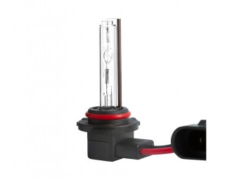 Ксеноновые лампы представляют собой герметичную колбу, заполненную смесью инертных газов. Лампы характеризуются оптимальными показателями яркости и стабильности светового потока, экономичным энергопотреблением и долгим сроком службы. В основе работы ламп лежит технология высоковольтного разряда HID (High Intensity Discharge). Два электрода инициируют мгновенный розжиг лампы путем подачи высокого напряжения. Дальнейшее свечение поддерживается при меньших показателях рабочего напряжения. Лампы предназначены для установки в головной свет.